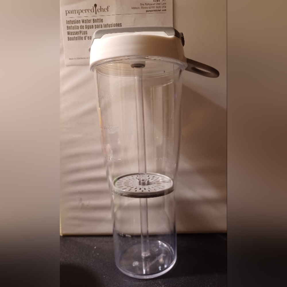 Pampered Chef Infusion Water Bottle Fruit Infuser 20 oz